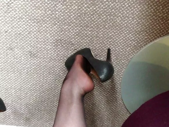 Luisa mu nylons amanika mu birenge vy’ibirenge vy’imbere y’uko abagore ba caderon xxx banezerwa ku murango.