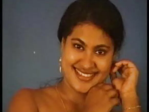 Umuhindi arakayangana amabere ashushe akuze aunty 1313.