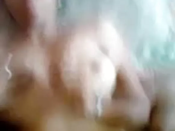 Umumaraya w’umuhindi w’umubiri mutoyi kandi w’igitsina kinini afise amabere ateye igomwe, bavyeyi b’abavyeyi banezerewe kandi bakwegera, arasambana n’umukiriya.