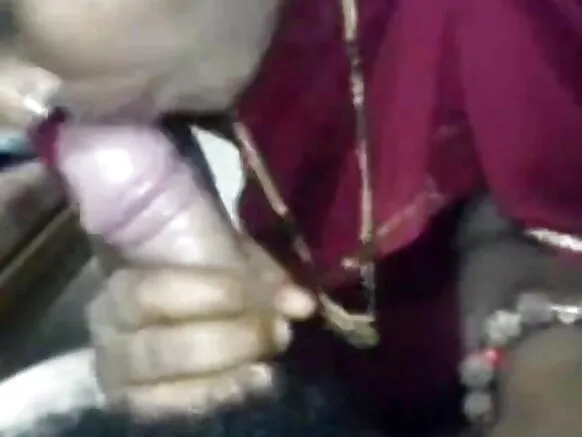 Abakobwa b’abahindi bambaye saree itukura barasambana n’abakunzi.