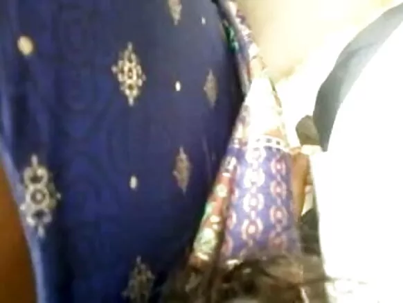 Tamil Nadu aunty ariko aratera imbere mu videwo y’abagore bakuze bariko baranezerwa n’abantu bose.
