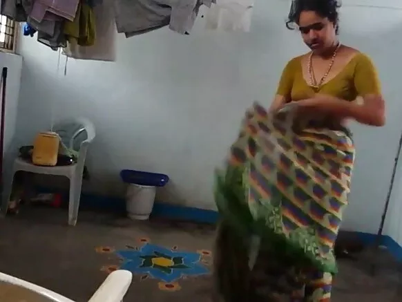 Desi afise ubwoya mu bibero, abagore bakuze ku bijanye n’imibonano mpuzabitsina mu bwogero bambara saree inyuma.