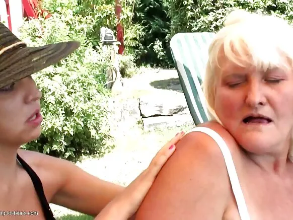 Busty granny anal asambana n'umusore akuze kandi w'igitsina gore afise indogoba nini.
