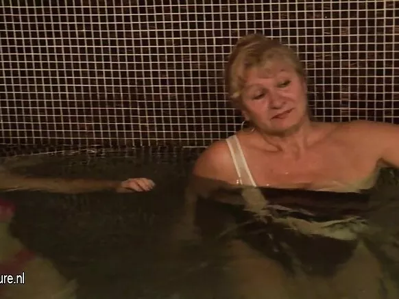 Abagore bakuze bonka imboro mu gikarabiro no mu sauna.