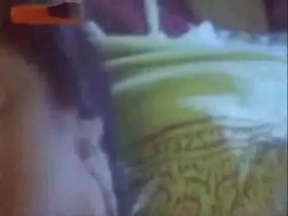 Senge w'umuhindi akuze w'igikundiro agerageza guha umukiriya wiwe muri hoteli.