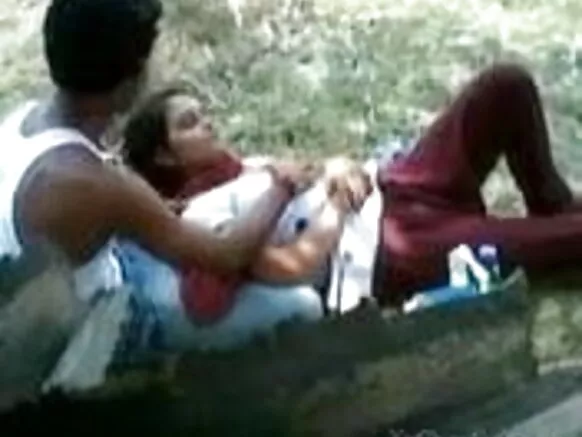 Umukobwa w’umuhindi areka ubuntu granny fuck video n’amabere y’umuhindi kugira ngo akine n’umukunzi wiwe muri parc.