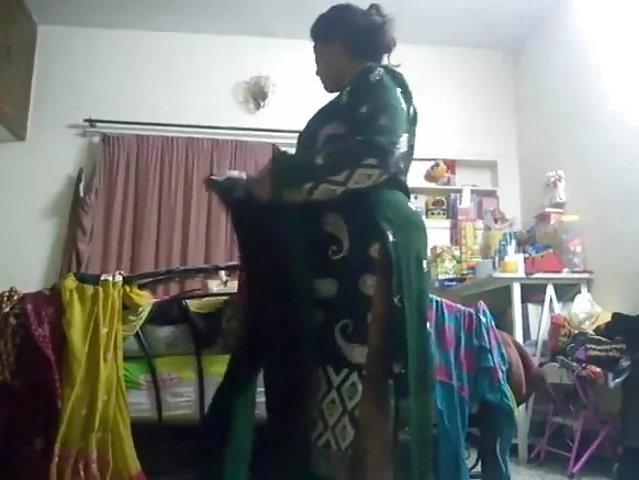 Aunty akora amasanamu y’abakundana bakuze bihishije ku kamera.