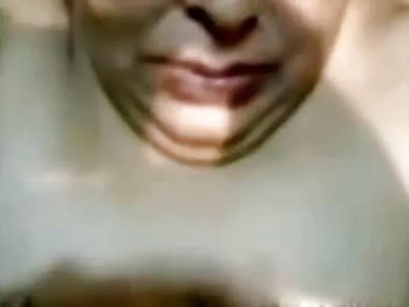 Indian aunty atanga blowjob n’amasanamu y’urukundo y’abagore bakuze.