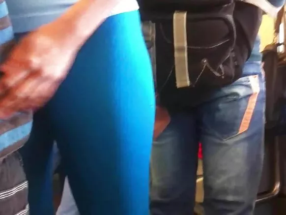 Umugore w’umutunzi wa cane afise ba grandes b’ubwoya bambaye lycra y’ubururu.