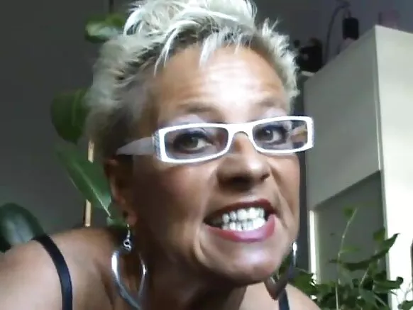Umudage mature milf yerekana ingene ashushe yonka imboro y’umukuru mu videwo y’i muhira.