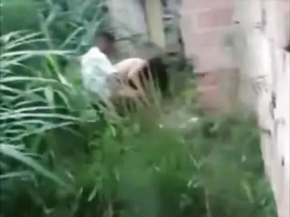 Neighbour ni video y'abagore bakuze baryamye bafatwa bariko barasambanya ku rugi.
