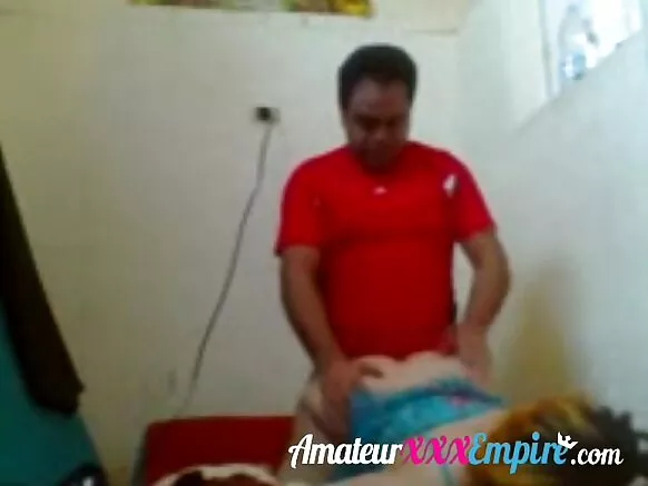 Indogoba nini MILF isambanywa n’umwirabura. Nsambanya mama mu bwogero n’umugabo mubi.