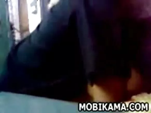 Umugore wo mu nzu w’abakecuru b’abatunzi b’amabere mu nzu y’abahindi.