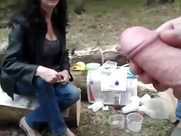 Guca ibibatsi kw’abavyeyi bakuze mu nzira mu videwo y’abanyabwenge.