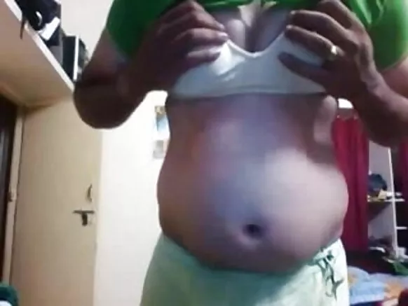 Hot Indian shemale yerekana ku buntu mu bagore bakuze bakora amasanamu yo muhira kuri cam.