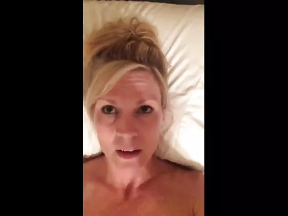 Sexy hot MILF yifata amajwi ariko aracumita mu gihe avuga amasanamu y’abagore bakuze bariko barasambana.