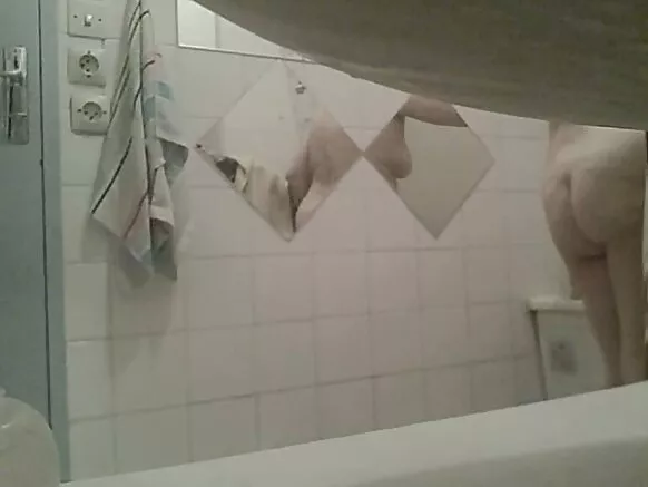 Abakuze mu cumba bakuze, abagore bari gusa.