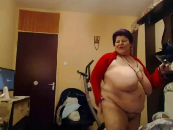 BBW granny aratamba mu gihe ariko arasambana na mama wanje asinziriye.
