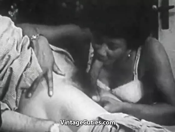 Igitsina ciza, umugore akuze ashushe yambaye impuzu ziteye igomwe, mu myaka ya 1950.