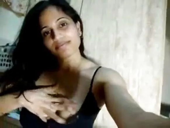 Umuhindi milf akina umukobwa w’umunya Suède w’amabere.