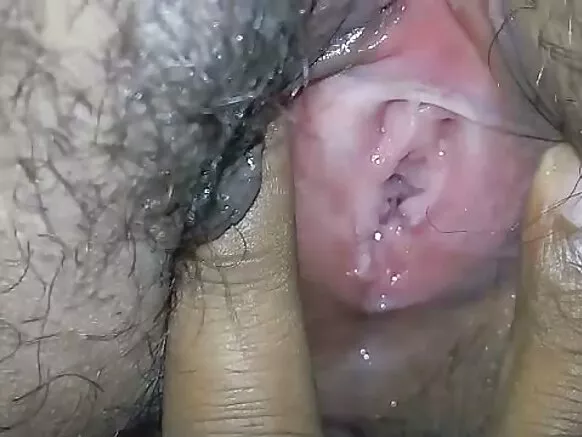 Umuhindi desi milf asambana n'igitsina c'umugore ashushe mu gihe akora ku mutwe wiwe.