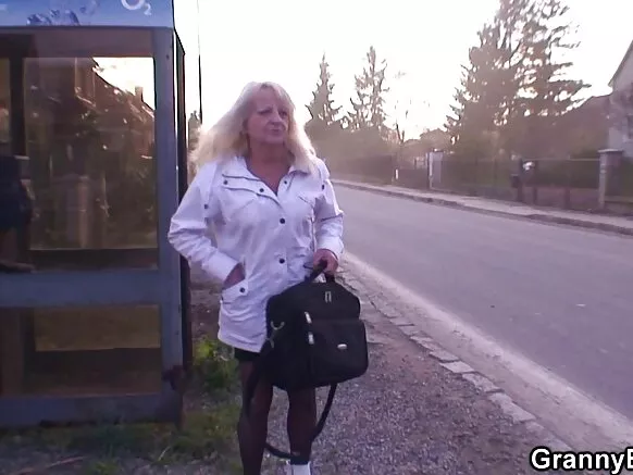 Blonde granny igendera ku mukecuru atera amasoko y’abato, abakuze n’abato.