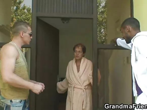 Granny mu kwihebura, umugore w’irungu xxx arasambana wenyene n’abahungu babiri.