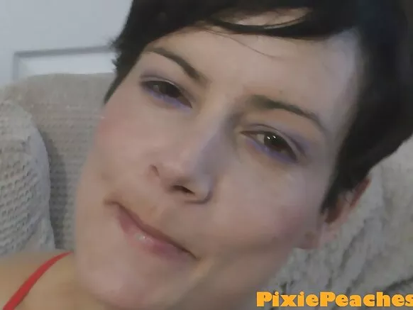 Pixie aramira amasanamu y’ubusambanyi y’abagore b’Abongereza bakuze.