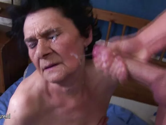 Amateur granny akunda gusambana umusaza w’abakiri bato.