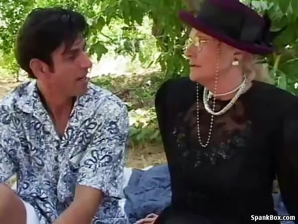 Squirting granny arasambana kandi akakura kuri Skype hanze.