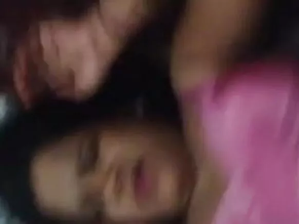 Aunty w'umuhindi akuze yasambanywe cane n'abagore bakuze basambana video.